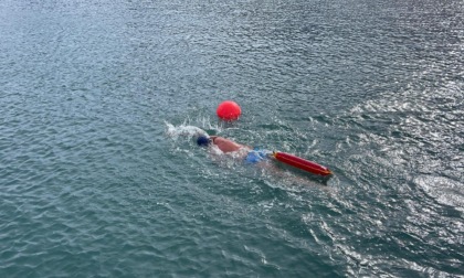 Nuota per un chilometro nelle acque del Mar Glaciale Artico: un video… da brividi!