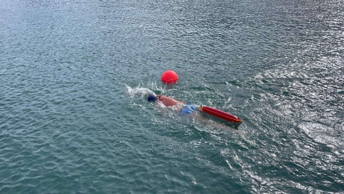 Nuota per un chilometro nelle acque del Mar Glaciale Artico: un video… da brividi!