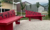 Svastiche e simboli nazisti sulla panchina rossa, simbolo della lotta contro la violenza sulle donne