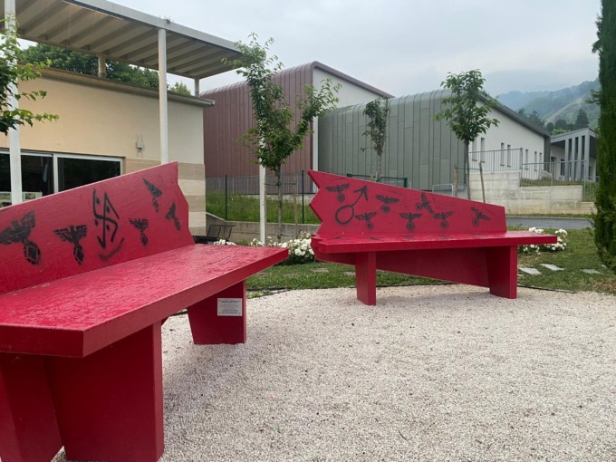 Svastiche e simboli nazisti sulla panchina rossa, simbolo della lotta contro la violenza sulle donne