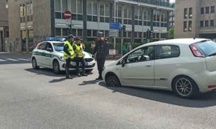 L’incredibile video dell’auto che sprofonda in una buca in Brianza