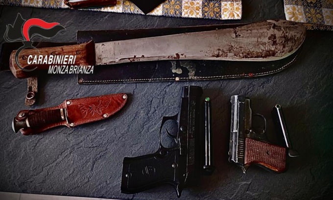 La lite tra vicini degenera: “Gli faccio un buco in testa”