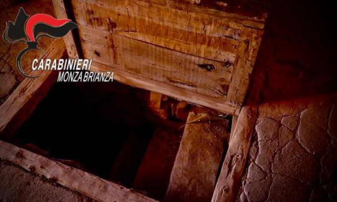 Si immerge sott’acqua dentro una botola per scappare dai Carabinieri