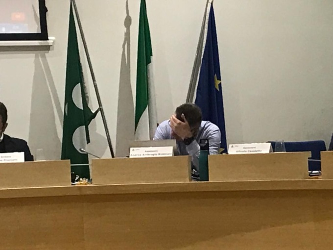 Insulti alla minoranza, il sindaco licenzia l’assessore Robbiani