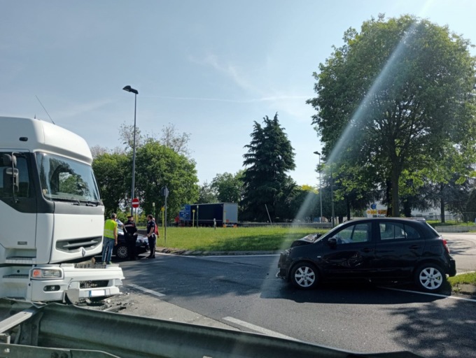 Terribile scontro auto camion: traffico in tilt