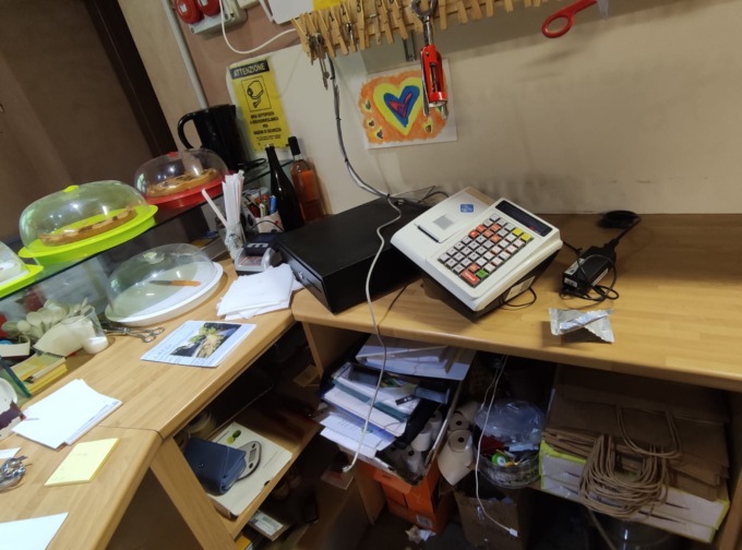 Stallazzo colpito dai ladri: gravi danni alla struttura