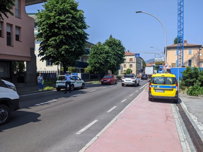 Investita sulle strisce pedonali, gravissima una donna