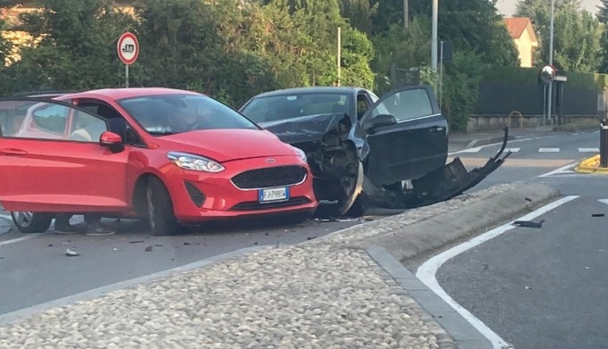 Incidente tra due auto, traffico in tilt