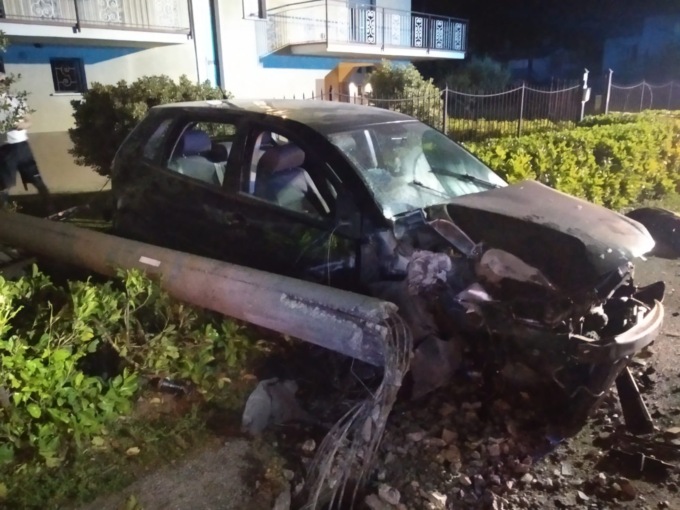 Si schiantano contro un palo, in tre in ospedale