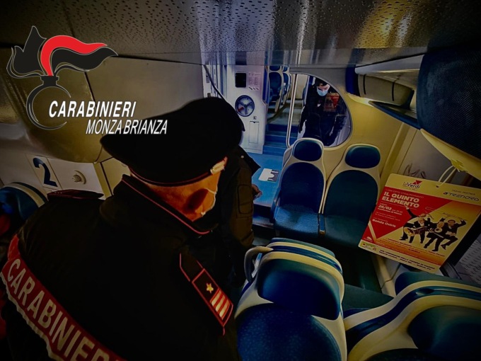 Giovanissimi devastano la carrozza del treno: denunciati