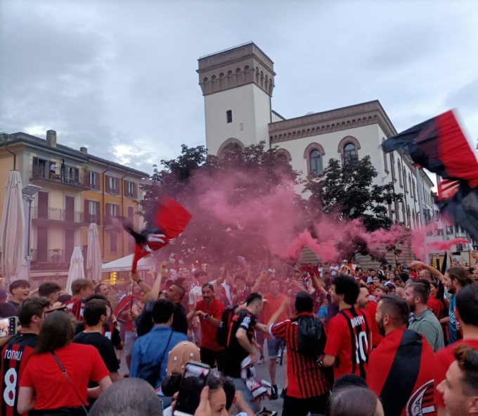 Il Milan vince il campionato dopo 11 anni e anche a Lecco esplode la festa FOTO E VIDEO