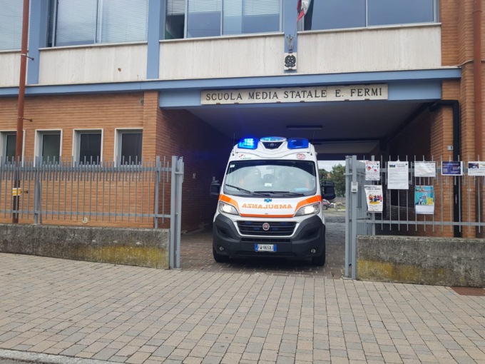 Ragazzina si sente male a scuola: trasportata in ospedale