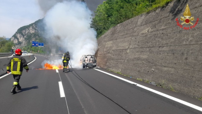Seconda auto in fiamme in un giorno sulla Statale 36: code in nord