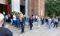 Farmacista trovato morto a 34 anni, una folla al suo funerale