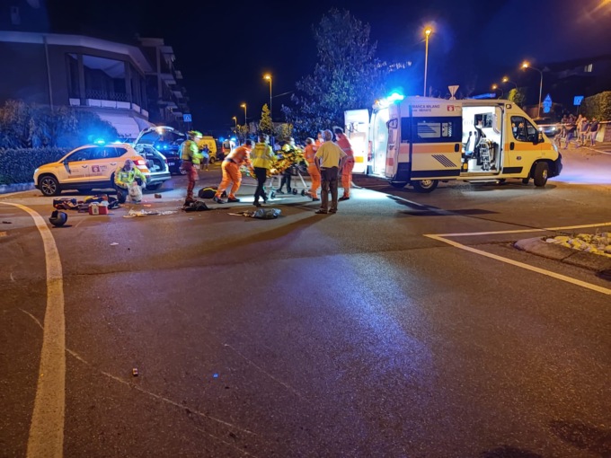 L'incidente questa sera poco dopo le 22, un terzo giovane ha riportato ferite lievi.
