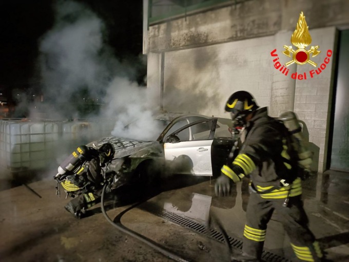 Due auto bruciate a distanza di poche ore