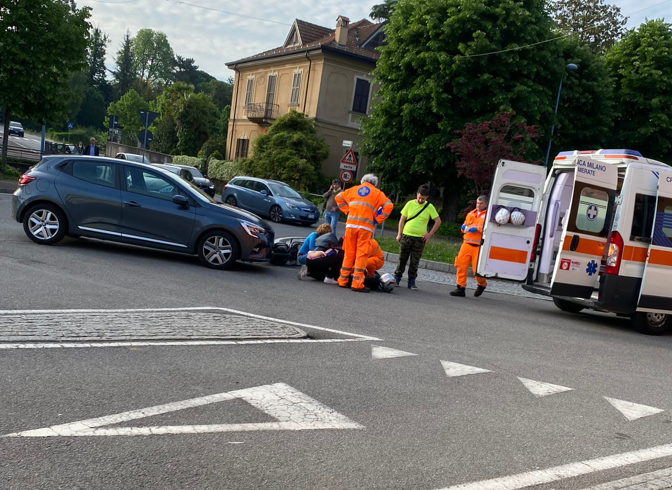 Schianto auto moto davanti alla stazione