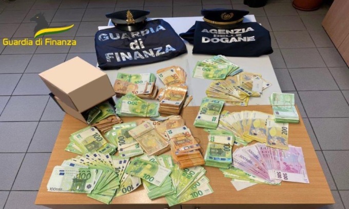 Fermati alla dogana con 200mila euro nei bagagli