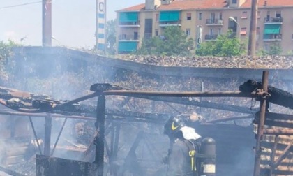 Incendio blocca la linea ferroviaria per Lecco