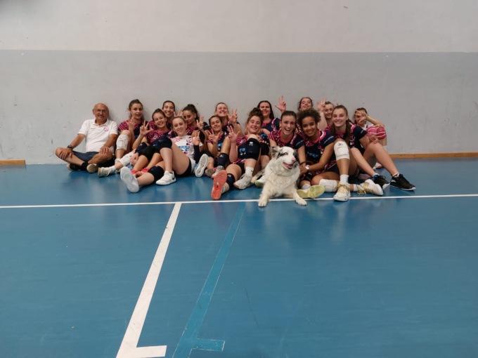 Df Team, vittoria per le ragazze di coach Colombo che festeggiano con la mascotte Loy
