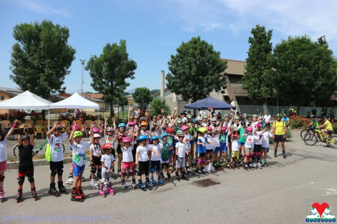 Entusiasmo e divertimento, è tornata finalmente la “Pattinata Caluschese” FOTO E VIDEO