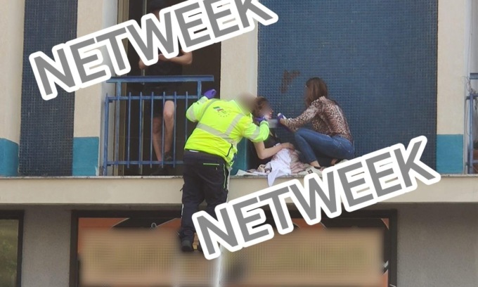 Donna aggredita con una bottiglia rotta si rifugia sul cornicione. Caccia all’aggressore