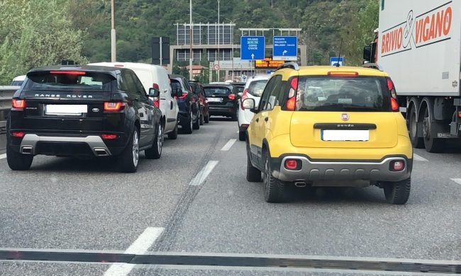 Doppio incidente in Statale 36 sul Ponte Manzoni e sulla rampa del Barro: centauro in codice rosso, traffico paralizzato