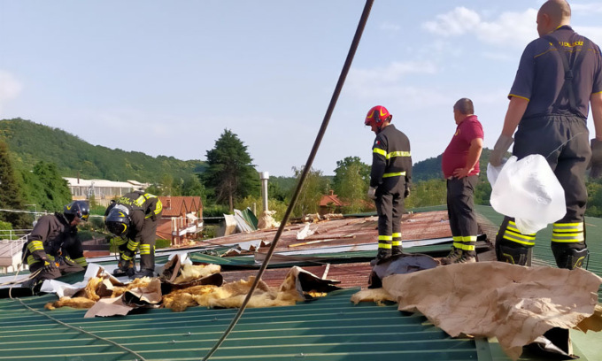 Il vento ha scoperchiato il tetto di un capannone a Villa d’Adda
