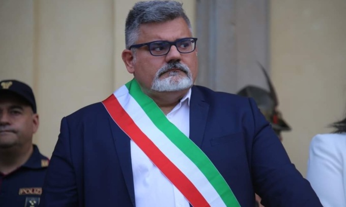 Il sindaco al personale delle scuole: “Se non spegnete la luce ve la faccio pagare!”