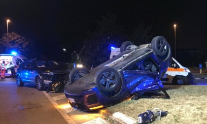 Range Rover si schianta contro una Jaguar che si ribalta: feriti padre, madre e bimba di un anno