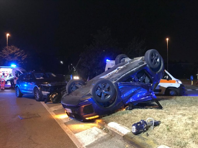 Range Rover si schianta contro una Jaguar che si ribalta: feriti padre, madre e bimba di un anno