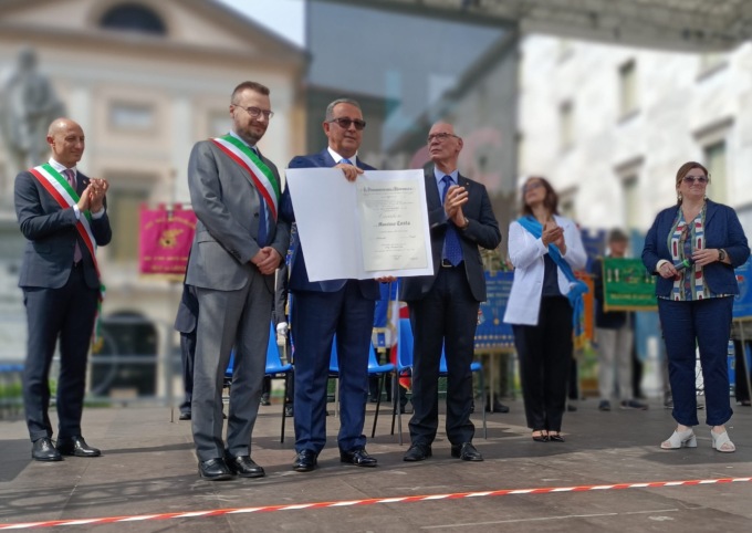 Emozione per le onorificenze ai nuovi Cavalieri e la medaglia a Elsio Bassi