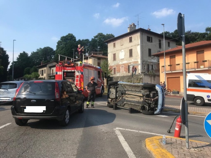 Auto ribaltata: feriti tre anziani