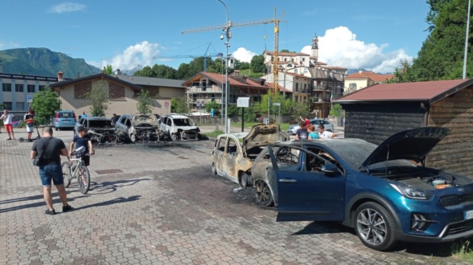 Maxi incendio: a fuoco cinque auto e la casetta dell’acqua, Ipotesi piromane.  Convocato il Comitato per l’Ordine e la Sicurezza