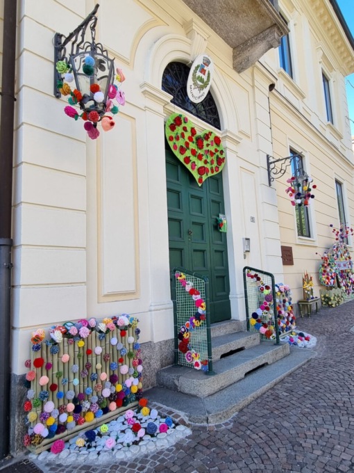 Yarn Bombing a Barzanò: il paese si trasforma con creazioni… all’uncinetto LE FOTO