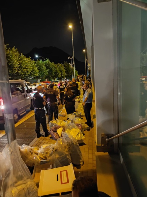 Caos referendum: montagne di schede fuori dal tribunale di Lecco e code e fino all’alba