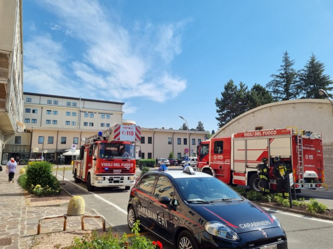 Incendio in ospedale: maxi mobilitazione a Merate, 14 pazienti trasferiti. Rogo scoppiato in una stanza dove si somministrava ossigeno