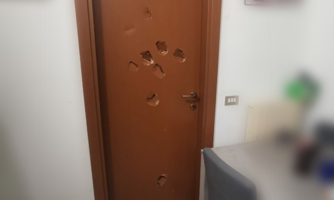 Minacce di morte alla compagna, porte e finestre distrutte: arrestato