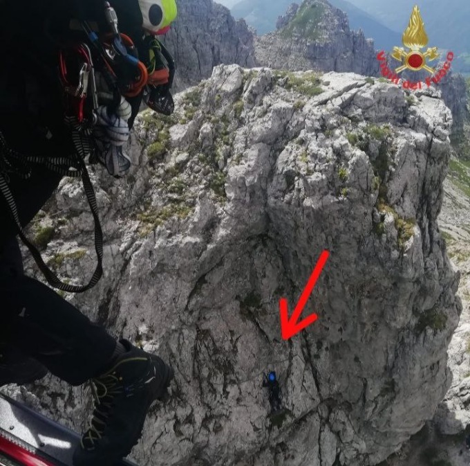 Recuperati due ragazzi rimasti bloccati sulla ferrata Minonzio ai Piani di Bobbio. Intervengono i Vigili del fuoco e i tecnici del CNSAS. Rimangono bloccati sulla ferrata Minonzio L'allertamento è scattato intorno alle 12.30 di oggi, domenica 26 giugno 2022. Due ragazzi in difficoltà sulla ferrata Minonzio, che conduce sullo Zuccone Campelli sopra i Piani di Bobbio. Allertati i tecnici del CNSAS che da terra sono saliti cercando di raggiungere i due malcapitati. Assieme a loro, anche i Vigili del fuoco di Lecco che hanno utilizzato l'elicottero Drago 150 per il recupero e trasporto in una zona sicura. L'intervento si è concluso intorno alle 14.30.