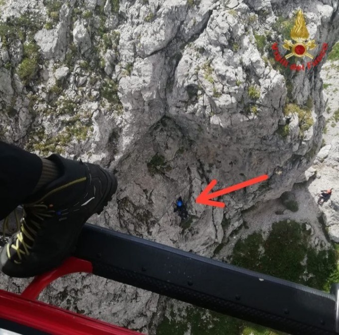 Recuperati due ragazzi rimasti bloccati sulla ferrata Minonzio ai Piani di Bobbio. Intervengono i Vigili del fuoco e i tecnici del CNSAS. Rimangono bloccati sulla ferrata Minonzio L'allertamento è scattato intorno alle 12.30 di oggi, domenica 26 giugno 2022. Due ragazzi in difficoltà sulla ferrata Minonzio, che conduce sullo Zuccone Campelli sopra i Piani di Bobbio. Allertati i tecnici del CNSAS che da terra sono saliti cercando di raggiungere i due malcapitati. Assieme a loro, anche i Vigili del fuoco di Lecco che hanno utilizzato l'elicottero Drago 150 per il recupero e trasporto in una zona sicura. L'intervento si è concluso intorno alle 14.30.