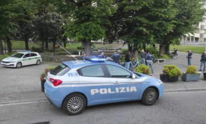 Calci e pugni a un 14enne per rapinarlo delle scarpe griffate: arrestati