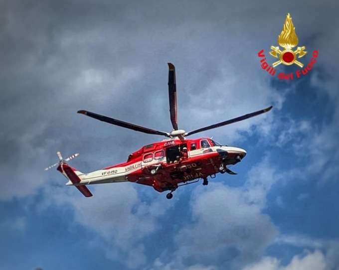 Recuperati due ragazzi rimasti bloccati sulla ferrata Minonzio ai Piani di Bobbio. Intervengono i Vigili del fuoco e i tecnici del CNSAS. Rimangono bloccati sulla ferrata Minonzio L'allertamento è scattato intorno alle 12.30 di oggi, domenica 26 giugno 2022. Due ragazzi in difficoltà sulla ferrata Minonzio, che conduce sullo Zuccone Campelli sopra i Piani di Bobbio. Allertati i tecnici del CNSAS che da terra sono saliti cercando di raggiungere i due malcapitati. Assieme a loro, anche i Vigili del fuoco di Lecco che hanno utilizzato l'elicottero Drago 150 per il recupero e trasporto in una zona sicura. L'intervento si è concluso intorno alle 14.30.