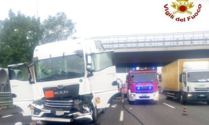 Incidente gravissimo sull'Autostrada A4, coinvolti quattro camion