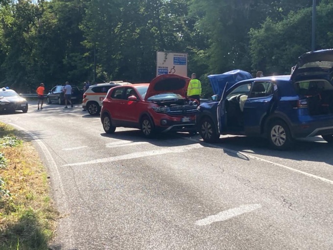 Scontro tra auto a Oggiono: coinvolte quattro persone | FOTO