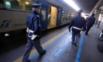 Palpeggiata fuori dalla stazione in pieno giorno