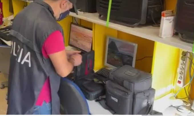 Violavano le telecamere di case e alberghi in cerca di scene “hot”