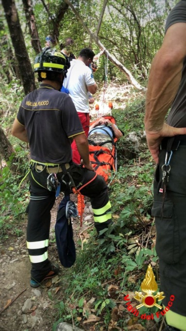 Colto da malore nel bosco: soccorso un anziano