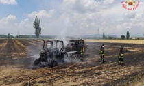 A fuoco un trattore: distrutto un intero campo