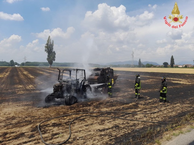 A fuoco un trattore: distrutto un intero campo