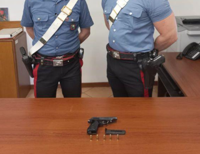 Punta la pistola alla tempia di un minorenne e poi lo colpisce per rapinarlo: arrestato